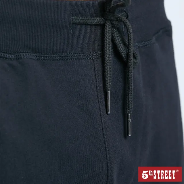 【5th STREET】男抽繩文字印花針織短褲-黑色