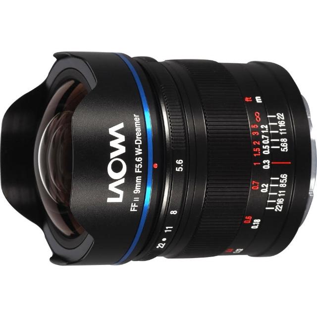LAOWA 老蛙 9mm F/5.6 W-Dreamer 鏡頭，專為 Leica M 卡口設計，提供世界最廣 9mm 焦距（等效 35mm），135° 超廣視角。最大光圈 F/5.6 至 F/22，恆定光圈設計；10 組 14 片鏡片結構，含 2 片非球面與 2 片超低色散鏡片，確保成像銳利。5 片光圈葉片，手動對焦系統，放大倍率 0.21x，重量僅約 350g，黑色或銀色選擇。適用於風景與室內攝影，享 36 個月保固。規格更新恕不另行通知，詳情請參考官方網站。