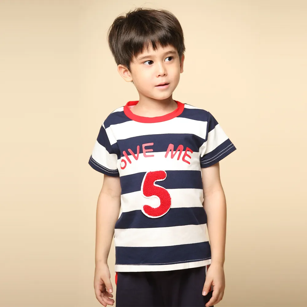 【Azio Kids 美國派】男童 上衣 數字5貼布圓領配色寬條紋短袖T恤(藍)