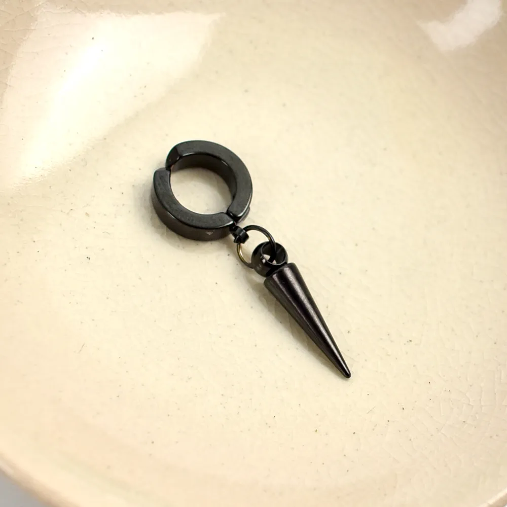 【玖飾時尚】男生耳環 鋼製黑色垂墜甜筒柱耳夾(夾式耳環)
