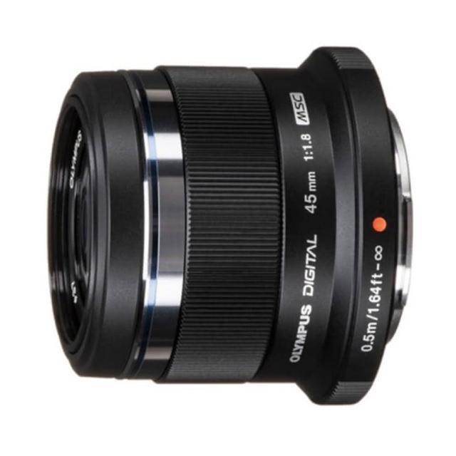 OLYMPUS 奧林巴斯 M.ZUIKO DIGITAL 45mm F/1.8 鏡頭，專為 Micro Four Thirds (M4/3) 系統設計，重量僅 0g~200g 超輕便攜。作為望遠定焦鏡頭，提供 F1.8 大光圈，完美捕捉人像與細節，背景虛化效果出色。平行輸入來源，享有 1 年保固，適合 OLYMPUS PEN 或 OM-D 相機使用。高品質光學，輕鬆打造專業級影像。