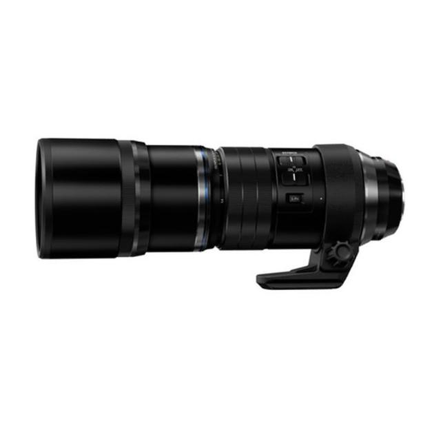 OLYMPUS 奧林巴斯 M.ZUIKO DIGITAL ED 300mm F/4.0 IS PRO 是一款專為微四三系統 (M4/3) 設計的超望遠定焦鏡頭，具備 ED 低色散鏡片與 IS 光學防震功能，提供銳利影像與穩定拍攝。重量約 1000g~1500g，適合野生動物、運動攝影等專業用途。本商品為平行輸入來源，提供 1 年保固，確保品質可靠，是奧林巴斯愛好者的首選超望遠鏡頭。