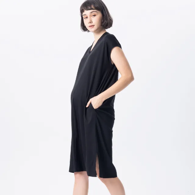 【Gennies 奇妮】小V領拼接洋裝-黑(孕婦裝 絲光棉 落肩 開衩 雙口袋)