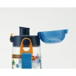 【小禮堂】恐龍 透明直飲式水壺附背帶 塑膠水瓶 兒童水壺 480ml 《藍 火山》