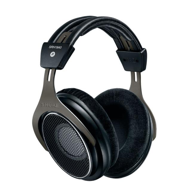 SHURE SRH 1840 SHURE SRH1840 開放式專業耳機,配備先進65mm鋁質振膜與開放式設計,帶來極致高解析音質及寬廣聲場。適合錄音室監聽、音樂製作及發燒友使用,Alcantara耳墊提供長時間舒適佩戴。SHURE品質保證,精準低失真,捕捉每一個音訊細節,讓音樂世界更立體,提升您的音訊體驗!