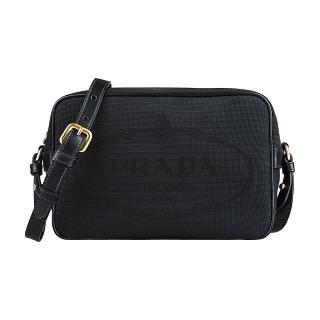 【PRADA 普拉達】PRADA刺繡LOGO帆布搭配牛皮滾邊拉鍊斜背相機包(黑)