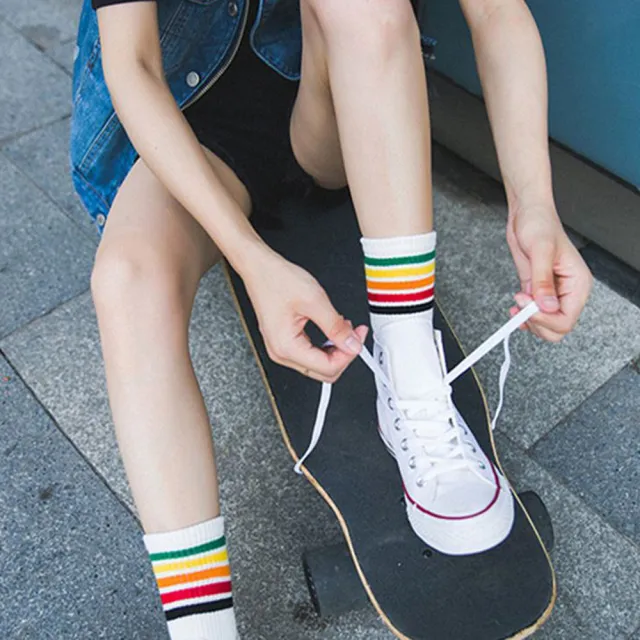 【OT SHOP】女款棉質素色街頭風格彩虹條紋中筒襪 M1133(春夏潮流配件 個性 運動襪 情侶襪)