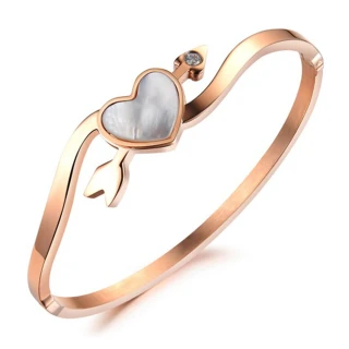 【Aphrodite 愛芙晶鑽】一箭穿心貝殼鑲嵌愛心造型鈦鋼手環(玫瑰金色)