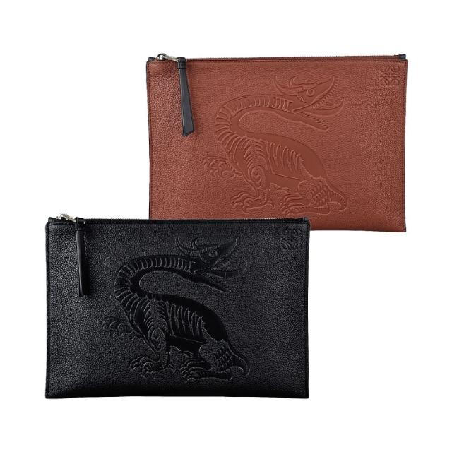 【LOEWE 羅威】LOEWE DRAGON BLACK壓印LOGO飛龍浮雕設計牛皮6卡拉鍊手拿包(兩色)