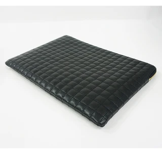 【CELINE】CELINE金字LOGO絎縫格紋設計牛皮2卡拉鍊手拿包(黑)