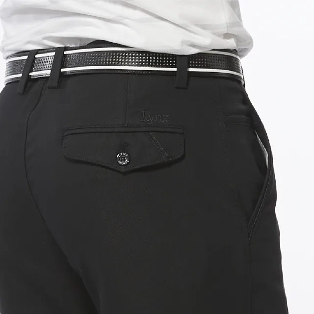 【Lynx Golf】男款彈性舒適天絲棉後袋蓋設計素面基本款平口休閒長褲(黑色)