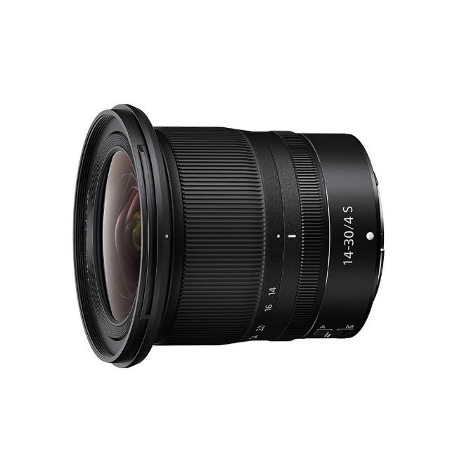  Nikon 尼康 Z 14-30mm f/4 S 鏡頭是 Z 系列專屬超廣角變焦鏡頭，擁有 14-30mm 焦距與恆定 f/4 大光圈，提供 FX 格式 114° 至 72° 廣闊視角，適合風景、建築與室內攝影。採用 12 組 14 片優質鏡片結構，包括 4 塊 ED 低色散鏡片、4 塊非球面鏡片，以及奈米結晶塗層與氟塗層，提升畫質銳利度與防汙效能。內部對焦系統確保快速精準，82mm 濾鏡尺寸輕便設計，直徑 89mm x 長度 85mm，重量僅 485g，便於攜帶。公司貨正品，享 12 個月保固，專業 S-Line 等級光學表現，讓您的 Nikon Z 系列相機發揮極致創意。 