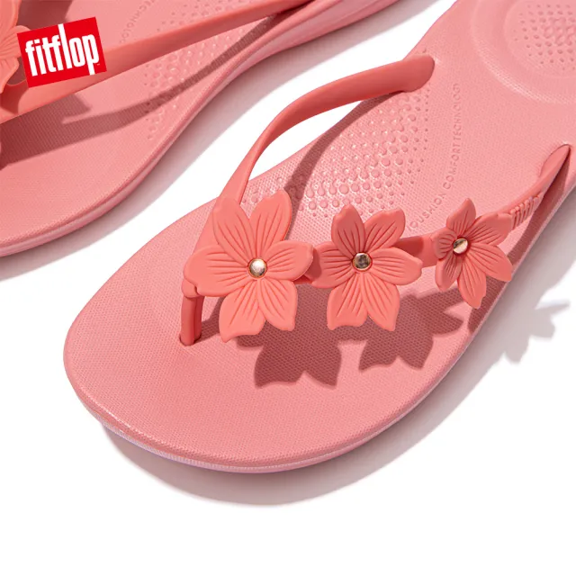 【FitFlop】IQUSHION PEARLISED FLOWER FLIP-FLOPS 花飾輕量人體工學戲水夾腳拖-女(柔和粉)