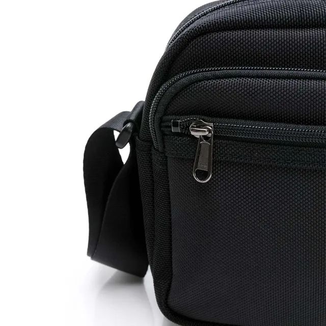 【YESON】台灣精品多隔層輕量簡約功能休閒側背包