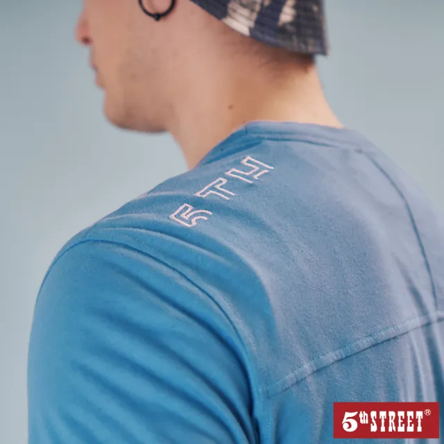 【5th STREET】男裝潮視頻印花短袖T恤(灰藍)