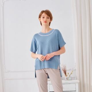 【KiKi】領口繡花造型上衣-女短袖針織(三色/魅力商品/版型適中)
