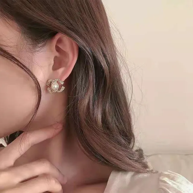 【Emi 艾迷】小香風 復古光彩C字綴珍珠925銀針耳環