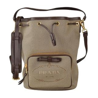 【PRADA 普拉達】PRADA刺繡LOGO蝴蝶結設計帆布束口手提斜背水桶包(米x褐)