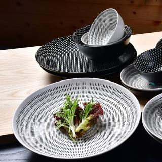 【YU Living 信歐傢居】北歐普普風陶瓷大餐盤二件組 盤子(二件一組/寬26cm/2色/黑色/白色)