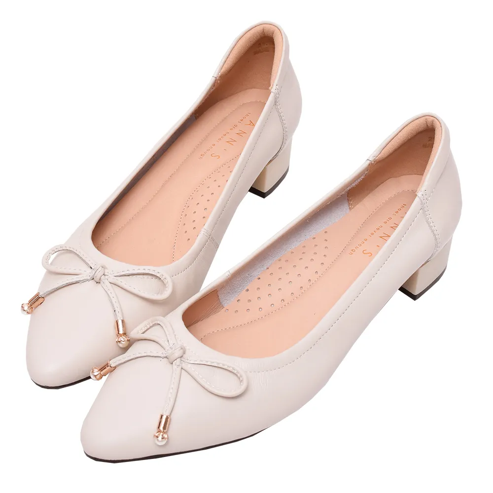 【Ann’S】日常氣質-珍珠蝴蝶結柔軟牛皮低跟尖頭鞋3cm(米白)