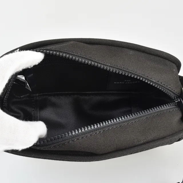 【MARC JACOBS】MARC JACOBS THE CAMERA BAG白字LOGO帆布拉鍊斜背相機包(黑)