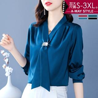 【艾美時尚】現貨 中大尺碼女裝 上衣 絲緞感V領珍珠扣領巾上衣。S-3XL(4色)
