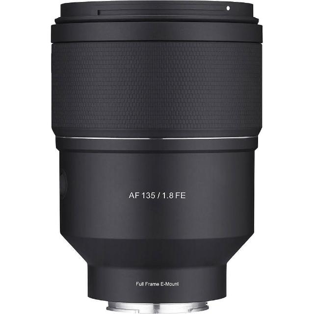 SAMYANG AF 135mm F/1.8 Samyang AF 135mm F1.8 FE 是一款專業望遠定焦鏡頭,專為 SONY E-Mount 全片幅相機設計。擁有 135mm 焦距與恆定 f/1.8 大光圈,提供 18.9° 視角與出色淺景深效果。鏡片組由 11 組 13 片構成,配備 11 片光圈葉片,放大倍率達 0.243x。採用線性馬達內對焦系統,確保快速精準對焦。濾光鏡尺寸 82mm,直徑 93.4mm x 長度 129.6mm,重量僅 772g,便於攜帶。適用於人像攝影與遠距拍攝,提供 12 個月保固,品質保證。