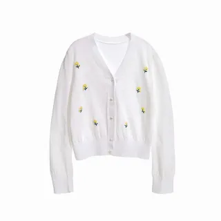 【iROO】鑲花朵珍珠釦針織外套