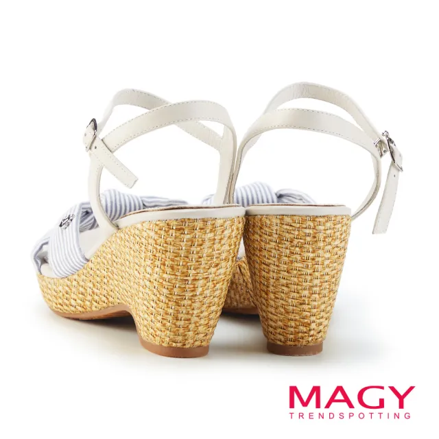 【MAGY】條紋布面扭結拼接牛皮編織楔型 女 涼鞋(米色)