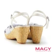【MAGY】條紋布面扭結拼接牛皮編織楔型 女 涼鞋(米色)
