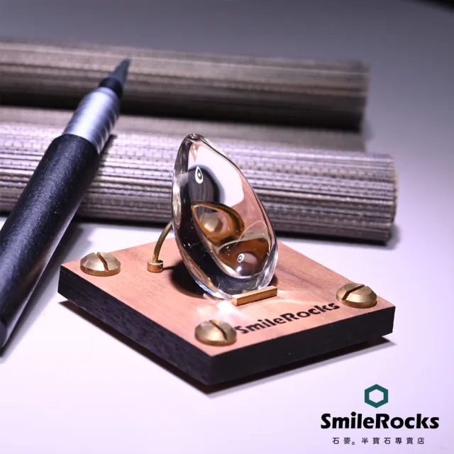 【SmileRocks 石麥】天然水滴形茶黃晶 2.8x1.5x4.3cm(附SmilePad Stand 6x6底板)