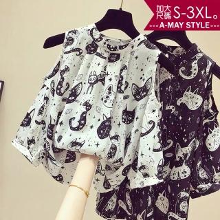 【艾美時尚】中大尺碼女裝 上衣 貓咪印花露肩涼感雪紡衫。S-3XL(2色.預購)