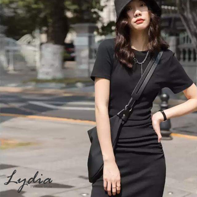 【Lydia】現貨 連身洋裝 短袖洋裝 休閒時尚抓皺收腰修身洋裝(黑 M.L.XL)