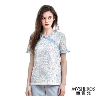【MYSHEROS 蜜雪兒】棉質上衣 荷葉領 中式側盤釦 銅錢滿版印花(淺藍)