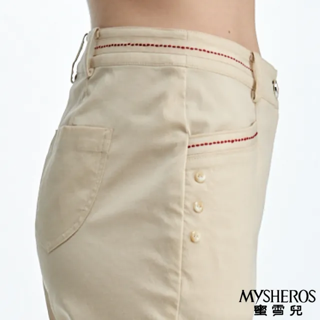 【MYSHEROS 蜜雪兒】素色八分褲 前釦拉鍊 口袋紅縫線 釦子裝飾(卡其)