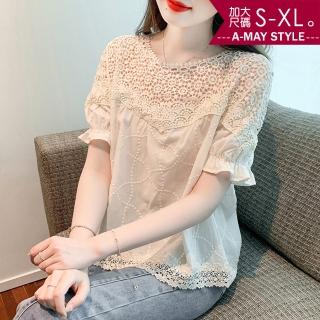 【艾美時尚】中大尺碼女裝 上衣 優雅勾花荷葉袖拼接蕾絲衫。S-XL(杏.現貨+預購)