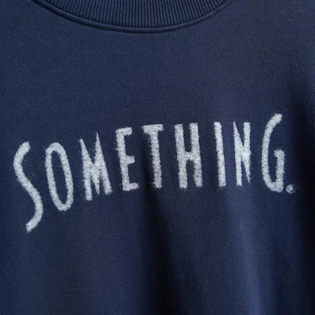 【SOMETHING】女裝 破壞LOGO電繡長版長袖T恤(丈青色)