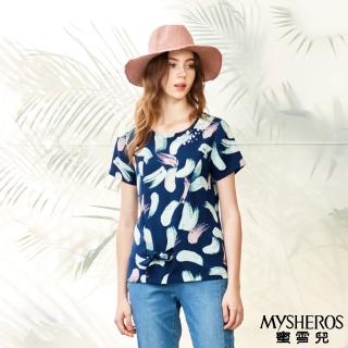 【MYSHEROS 蜜雪兒】雪紡上衣 圓領珠飾 滿版印花 下擺綁結設計(藍)