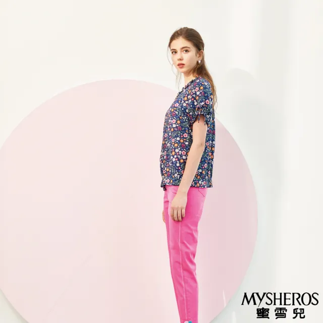 【MYSHEROS 蜜雪兒】高含棉上衣 花邊珠鑽裝飾領 滿版小花印花 綁結袖設計(藍)