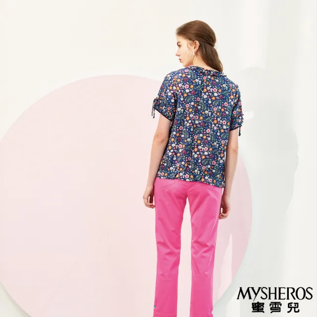 【MYSHEROS 蜜雪兒】高含棉上衣 花邊珠鑽裝飾領 滿版小花印花 綁結袖設計(藍)