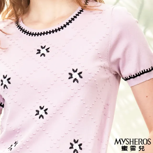 【MYSHEROS 蜜雪兒】針織上衣 圓領 刺繡 立體格菱紋 縮腰設計(淺紫)