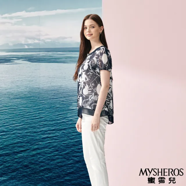 【MYSHEROS 蜜雪兒】雪紡上衣 葉紋印花 圓領鑽飾 下擺透膚拼接(深藍)