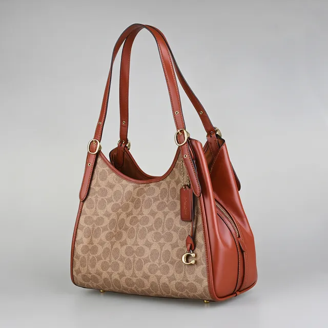 Women coach deals shoulder bag