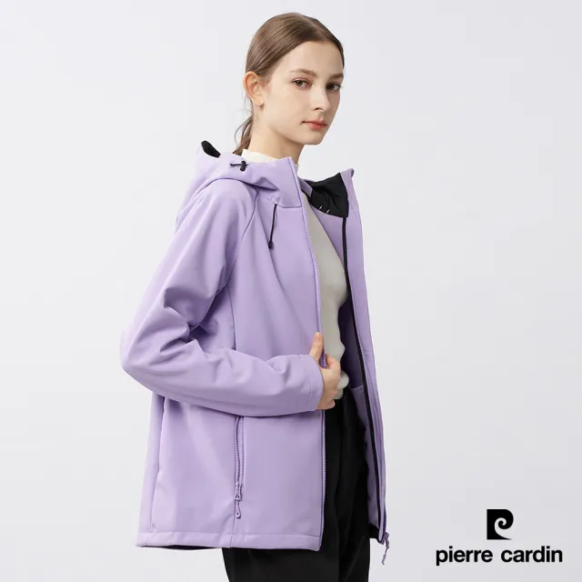 【pierre cardin 皮爾卡登】網路獨家 女款 防風防潑水彈性機能素色軟殼衣外套-紫色(8235793-23)