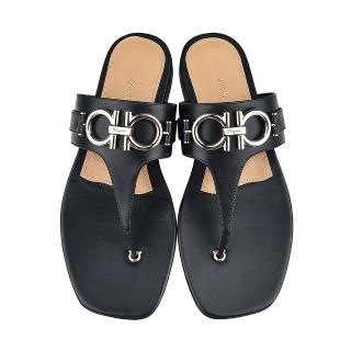 【Salvatore Ferragamo】SALVATORE FERRAGAMO GANCINI銀字LOGO小牛皮方頭夾腳拖鞋(黑)