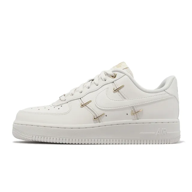 NIKE 耐吉】休閒鞋Wmns Air Force 1 07 LX 米白金屬勾勾女鞋炫雅AF1