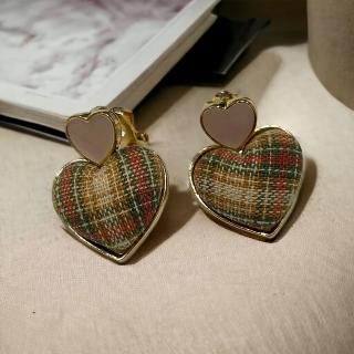 【Ada】日韓流行飾品 甜美絨布米色格紋愛心耳夾(無耳洞 耳夾耳環 夾式耳環 愛心耳環)