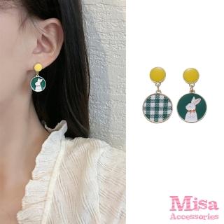 【MISA】韓國設計不對稱可愛格紋小兔圓牌造型夾式耳環(無耳洞耳環 耳夾 夾式耳環 格紋耳環 小兔耳環)