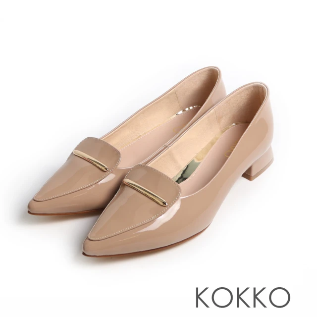 KOKKO 集團 簡約金飾扣尖頭低跟漆皮包鞋(卡其色)