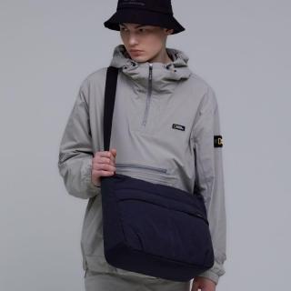 【國家地理服飾官方旗艦】襯墊 HOBO 斜揹包(共兩色/輕量側揹包)